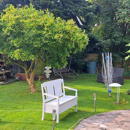 Bungalow An Der Tanne Mit Ueberdachter Terrasse Düsseldorf Esterno foto